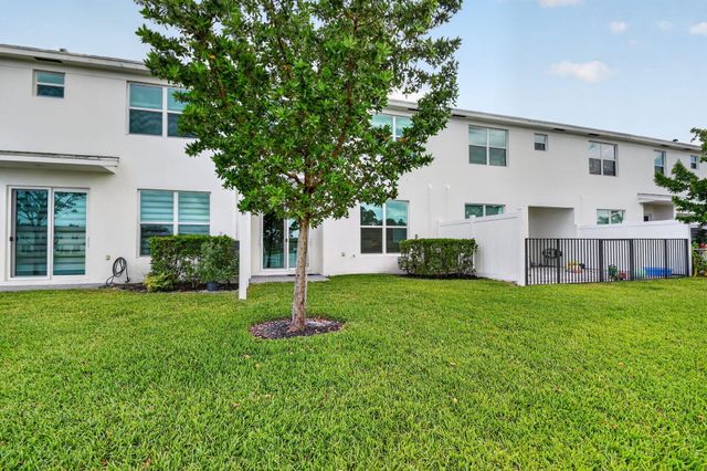 6933 N Harbours Edge Avenue, Lake Worth, FL 33467