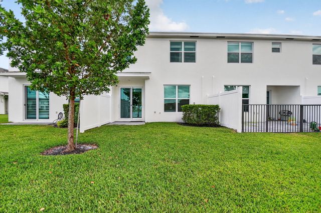 6933 N Harbours Edge Avenue, Lake Worth, FL 33467