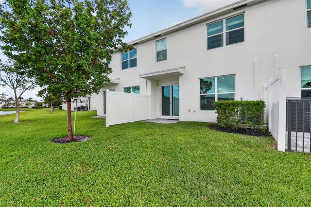 6933 N Harbours Edge Avenue, Lake Worth, FL 33467