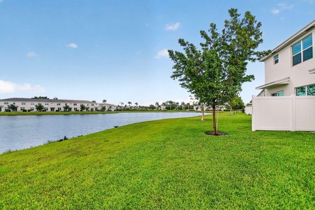 6933 N Harbours Edge Avenue, Lake Worth, FL 33467