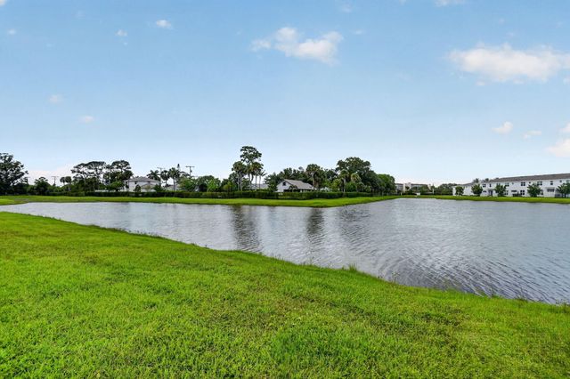 6933 N Harbours Edge Avenue, Lake Worth, FL 33467