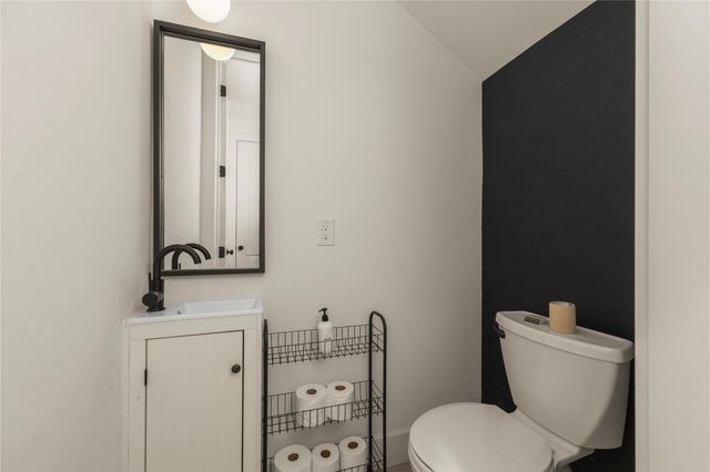 1129 Henninger ST B, Austin, TX 78702