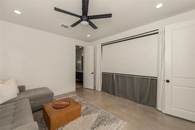 1129 Henninger ST B, Austin, TX 78702