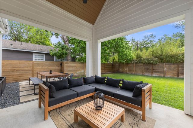 1129 Henninger ST B, Austin, TX 78702