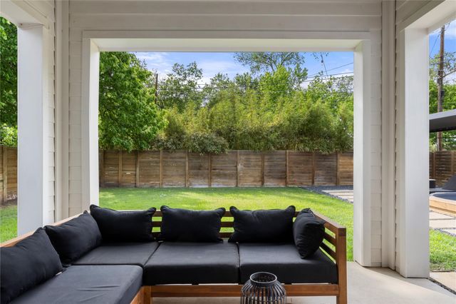 1129 Henninger ST B, Austin, TX 78702