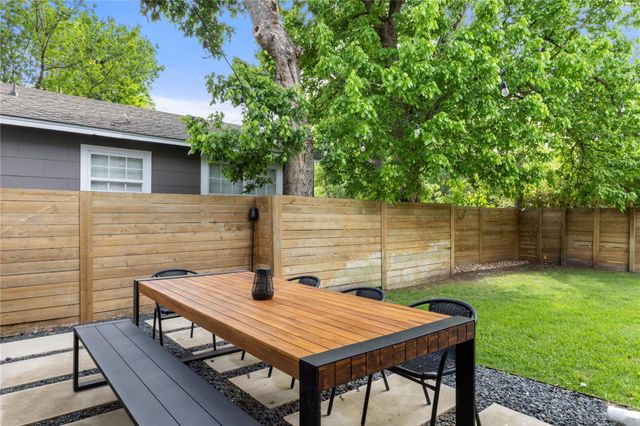 1129 Henninger ST B, Austin, TX 78702