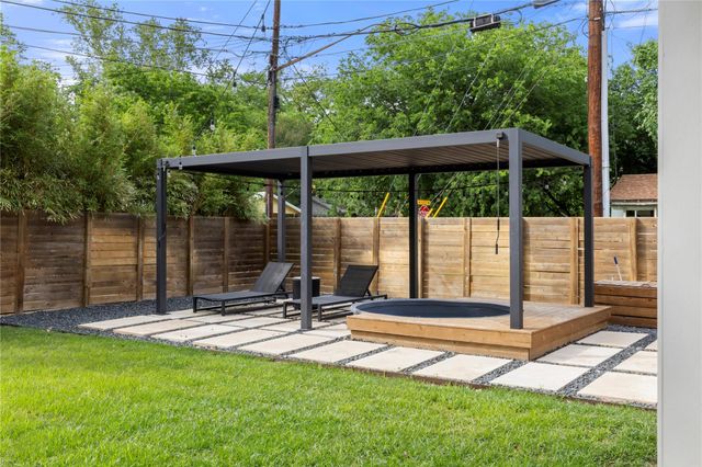 1129 Henninger ST B, Austin, TX 78702
