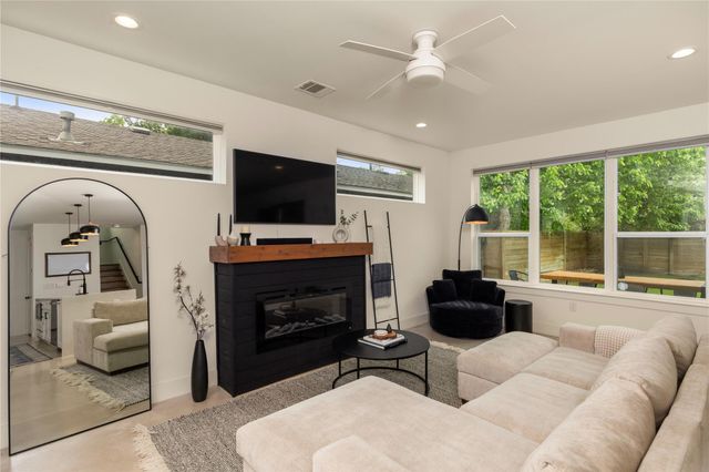 1129 Henninger ST B, Austin, TX 78702