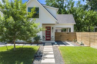 1129 Henninger ST B, Austin, TX 78702