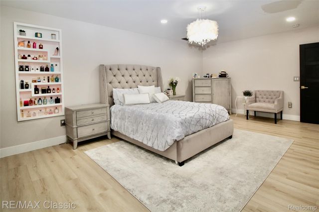 42160 Woodward Avenue, Bloomfield Hills, MI 48304