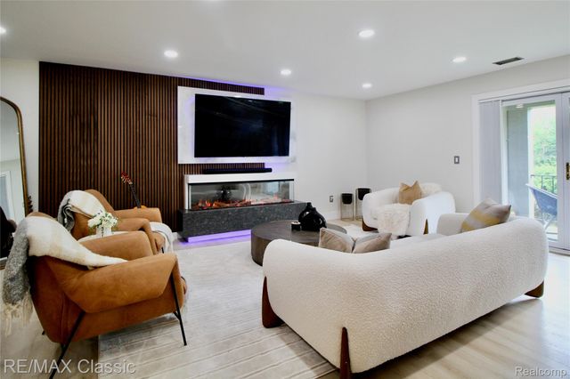 42160 Woodward Avenue, Bloomfield Hills, MI 48304