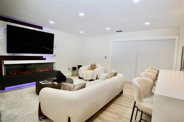 42160 Woodward Avenue, Bloomfield Hills, MI 48304