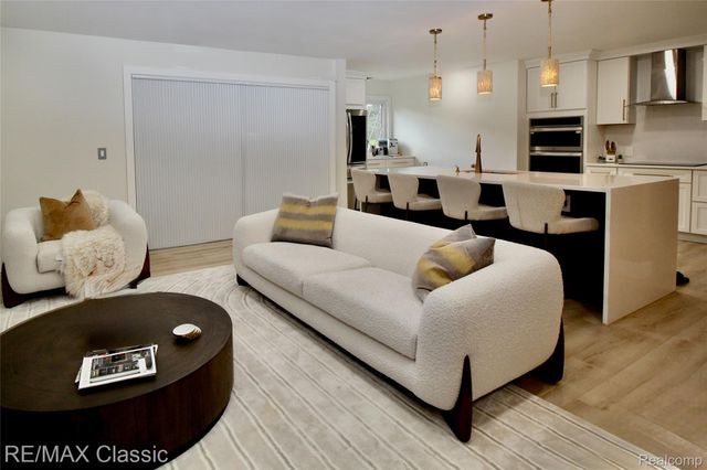 42160 Woodward Avenue, Bloomfield Hills, MI 48304
