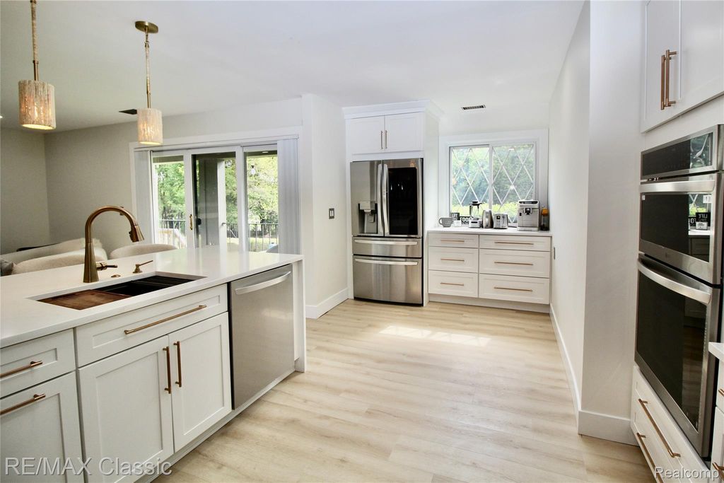 42160 Woodward Avenue, Bloomfield Hills, MI 48304
