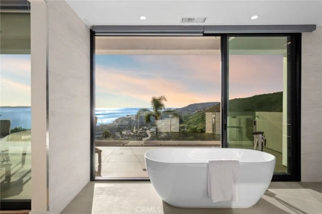 654 Canyon View Drive, Laguna Beach, CA 92651