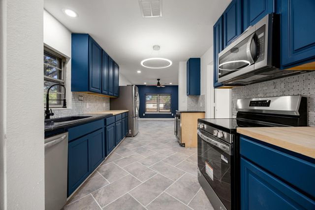 811 W Calhoun Street, Livingston, TX 77351