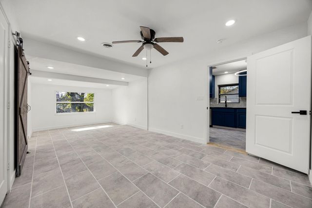 811 W Calhoun Street, Livingston, TX 77351