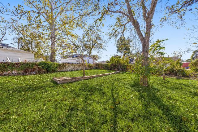 811 W Calhoun Street, Livingston, TX 77351