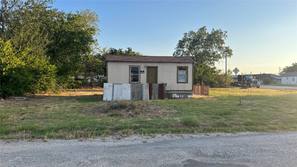 402 W Wichita Street, Bowie, TX 76230