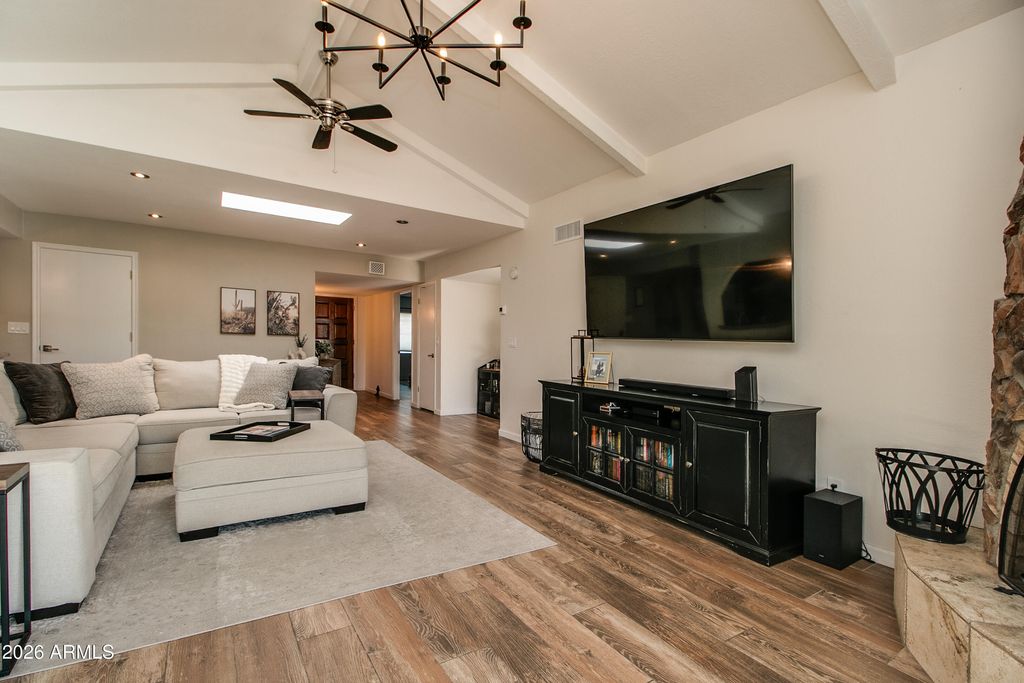 Image 10 of property listing at 7631 E MEDLOCK Drive, Scottsdale, AZ 85250