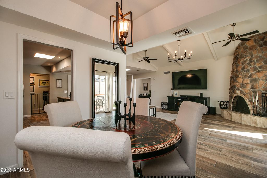 Image 14 of property listing at 7631 E MEDLOCK Drive, Scottsdale, AZ 85250