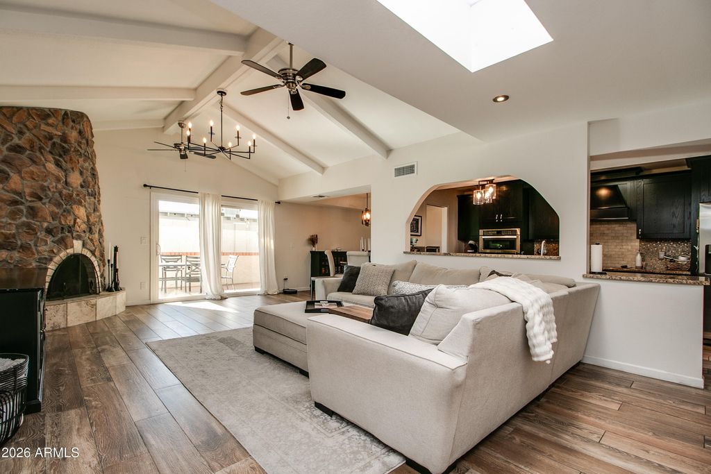 Image 7 of property listing at 7631 E MEDLOCK Drive, Scottsdale, AZ 85250