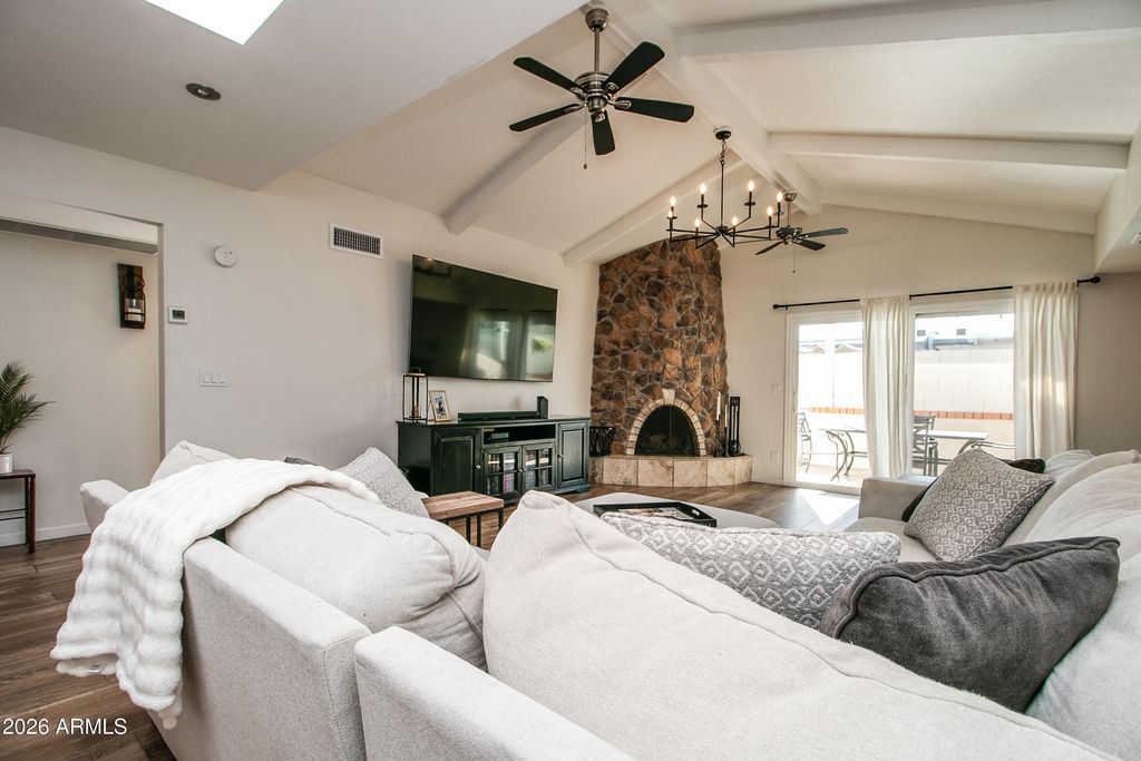 Image 8 of property listing at 7631 E MEDLOCK Drive, Scottsdale, AZ 85250
