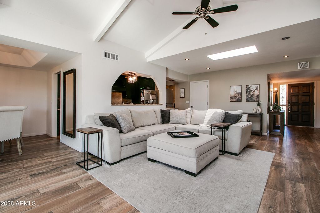 Image 9 of property listing at 7631 E MEDLOCK Drive, Scottsdale, AZ 85250