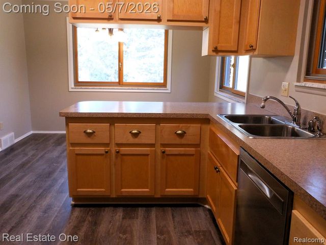 980 Oxbow Lake Road, White Lake, MI 48386