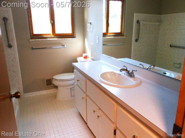 980 Oxbow Lake Road, White Lake, MI 48386