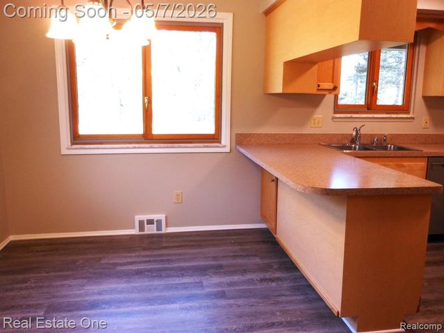 980 Oxbow Lake Road, White Lake, MI 48386