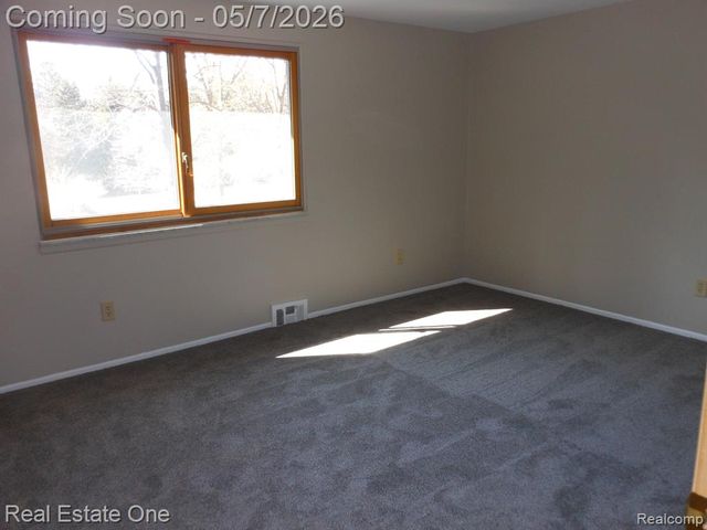 980 Oxbow Lake Road, White Lake, MI 48386