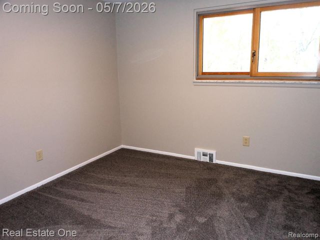 980 Oxbow Lake Road, White Lake, MI 48386