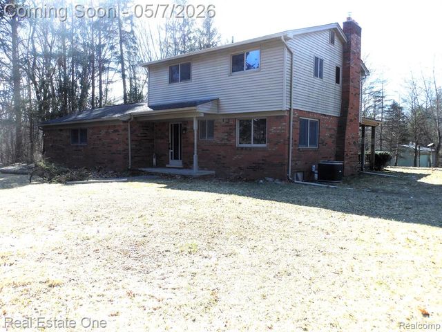 980 Oxbow Lake Road, White Lake, MI 48386