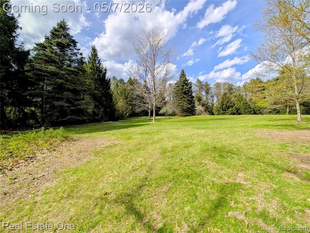 980 Oxbow Lake Road, White Lake, MI 48386