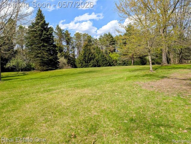 980 Oxbow Lake Road, White Lake, MI 48386