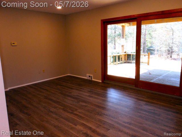 980 Oxbow Lake Road, White Lake, MI 48386