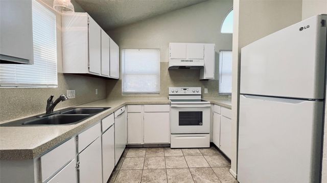 8901 Pineridge DR B, Austin, TX 78729