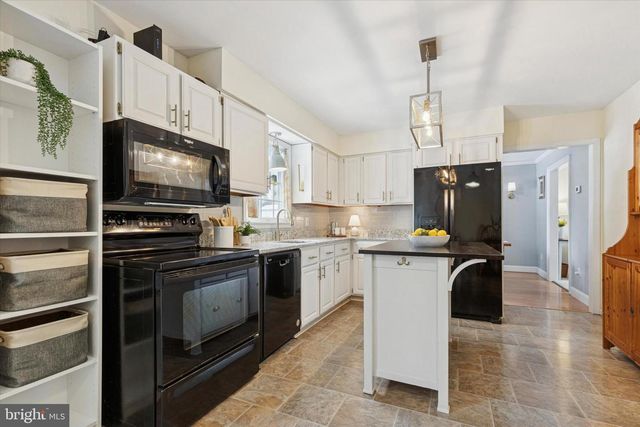 3083 MAIN ST, Green Lane, PA 18054