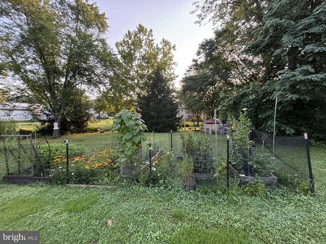 3083 MAIN ST, Green Lane, PA 18054