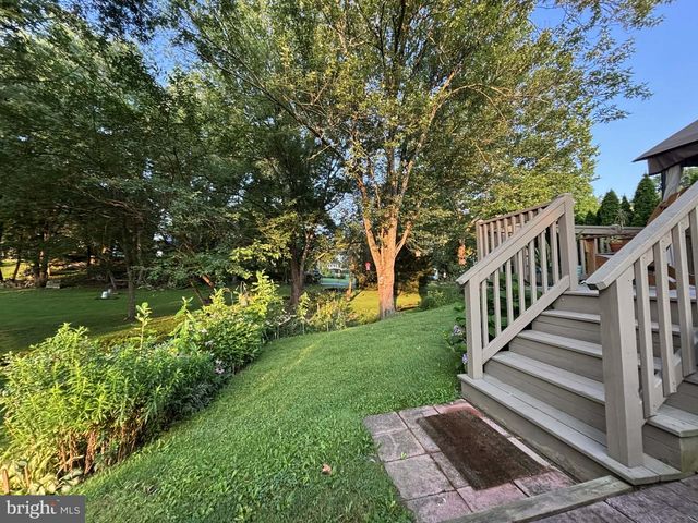 3083 MAIN ST, Green Lane, PA 18054