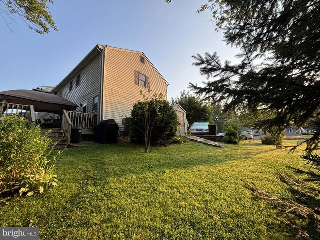 3083 MAIN ST, Green Lane, PA 18054