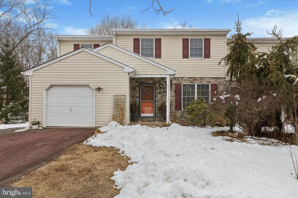 3083 MAIN ST, Green Lane, PA 18054