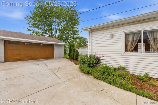 37145 Alper Drive, Sterling Heights, MI 48312