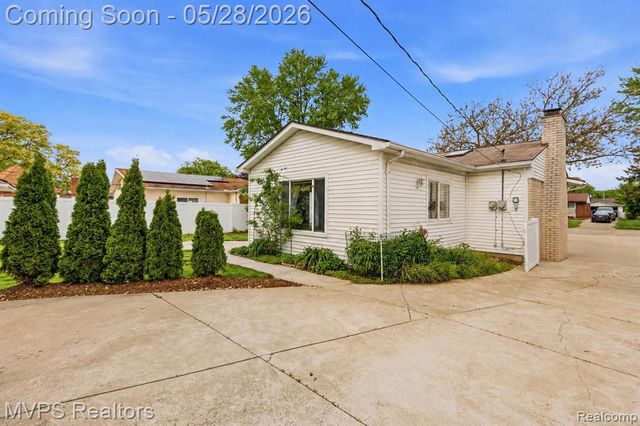 37145 Alper Drive, Sterling Heights, MI 48312