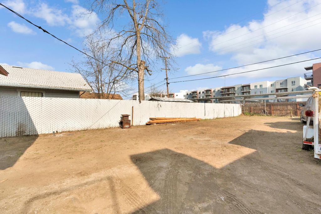 Image 13 of property listing at 1508 N Calaveras Avenue, Fresno, CA 93728