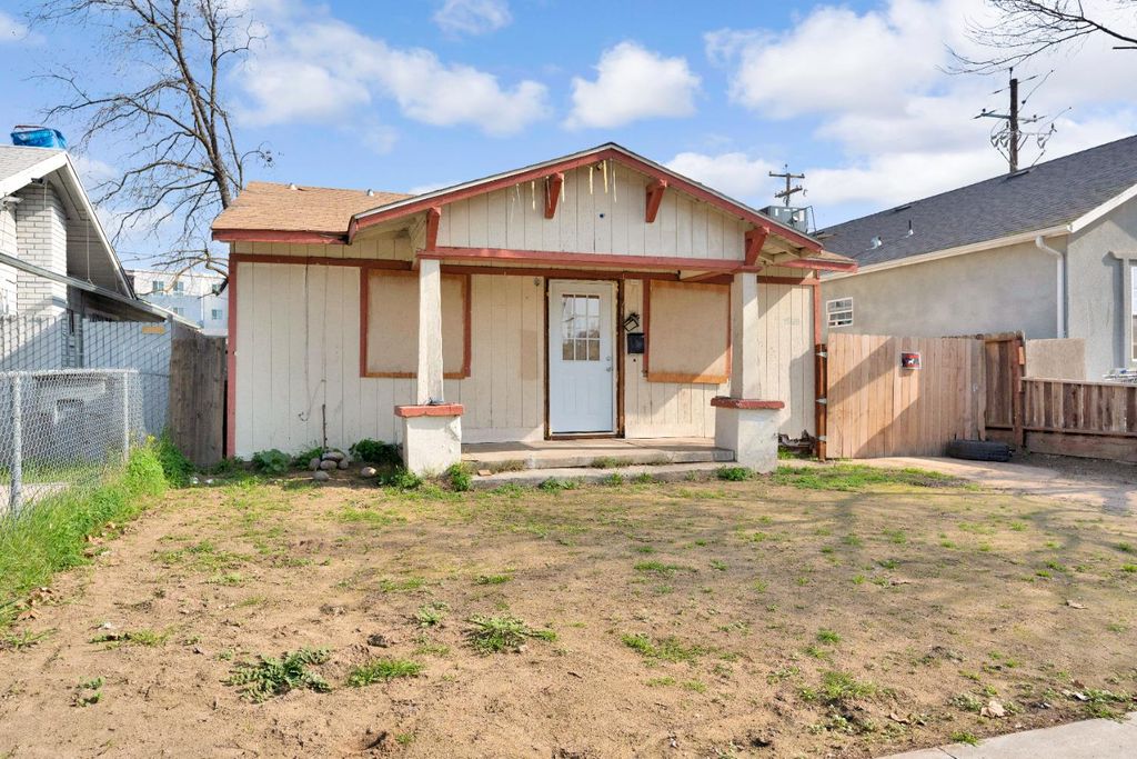 Image 2 of property listing at 1508 N Calaveras Avenue, Fresno, CA 93728