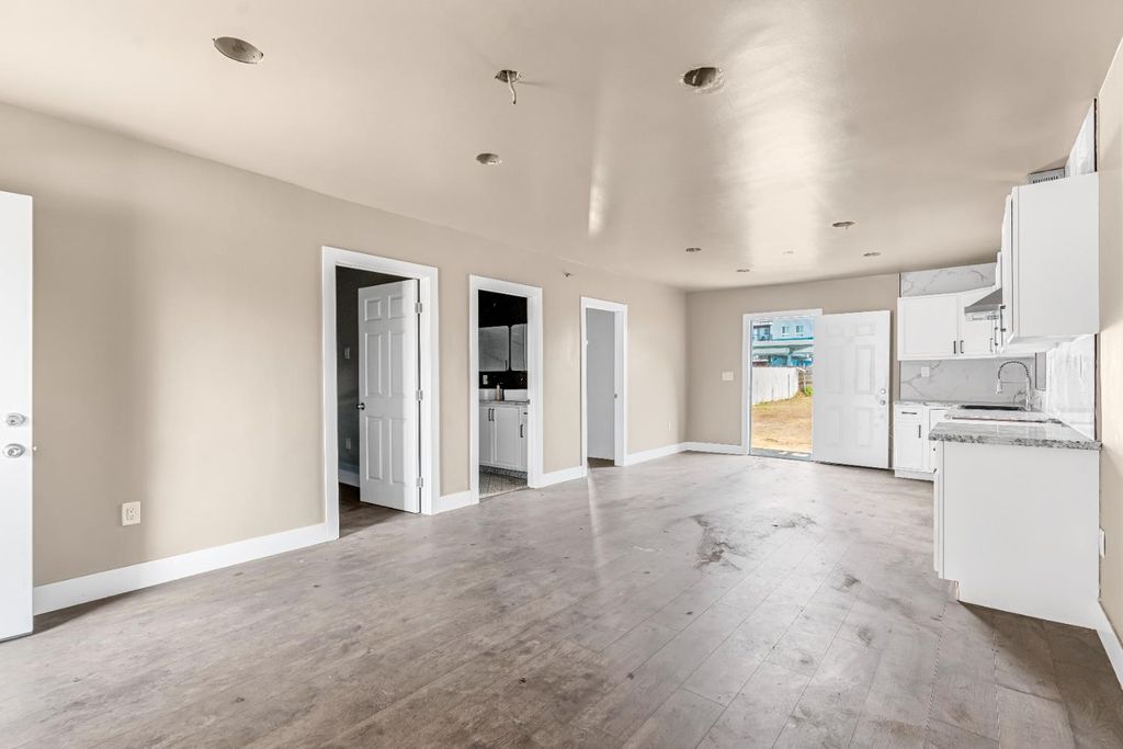 Image 7 of property listing at 1508 N Calaveras Avenue, Fresno, CA 93728