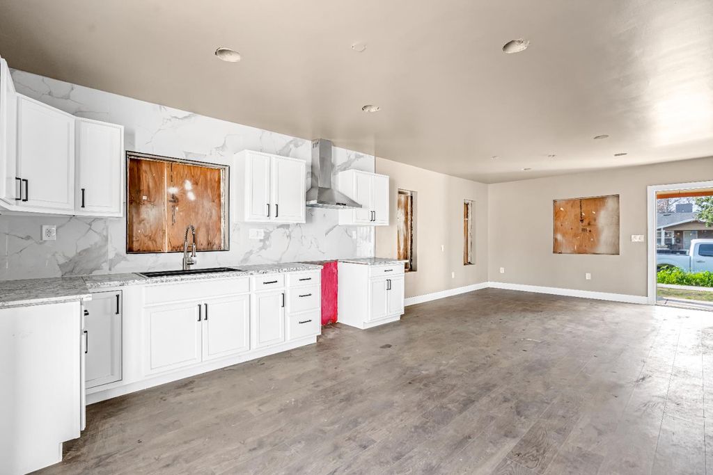 Image 8 of property listing at 1508 N Calaveras Avenue, Fresno, CA 93728