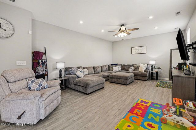 12042 Wooden Trace Dr, Louisville, KY 40229